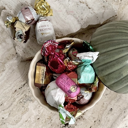 Bloomingville enfärgad keramikskål med 250 gram lyxig chokladblandning.